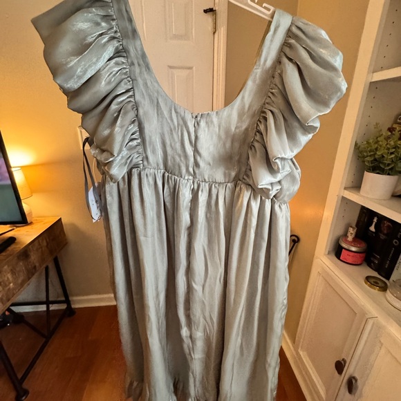 BRAND NEW! Shimmer dress with ruffle sleeves - Picture 3 of 7